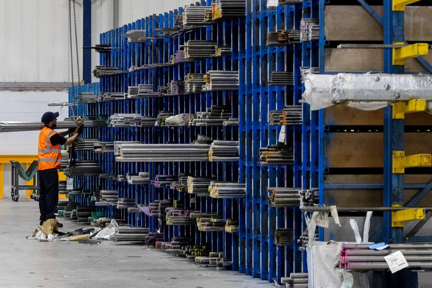 Operative at full cantilever racking wall — depth of engineering steel bar stock visible