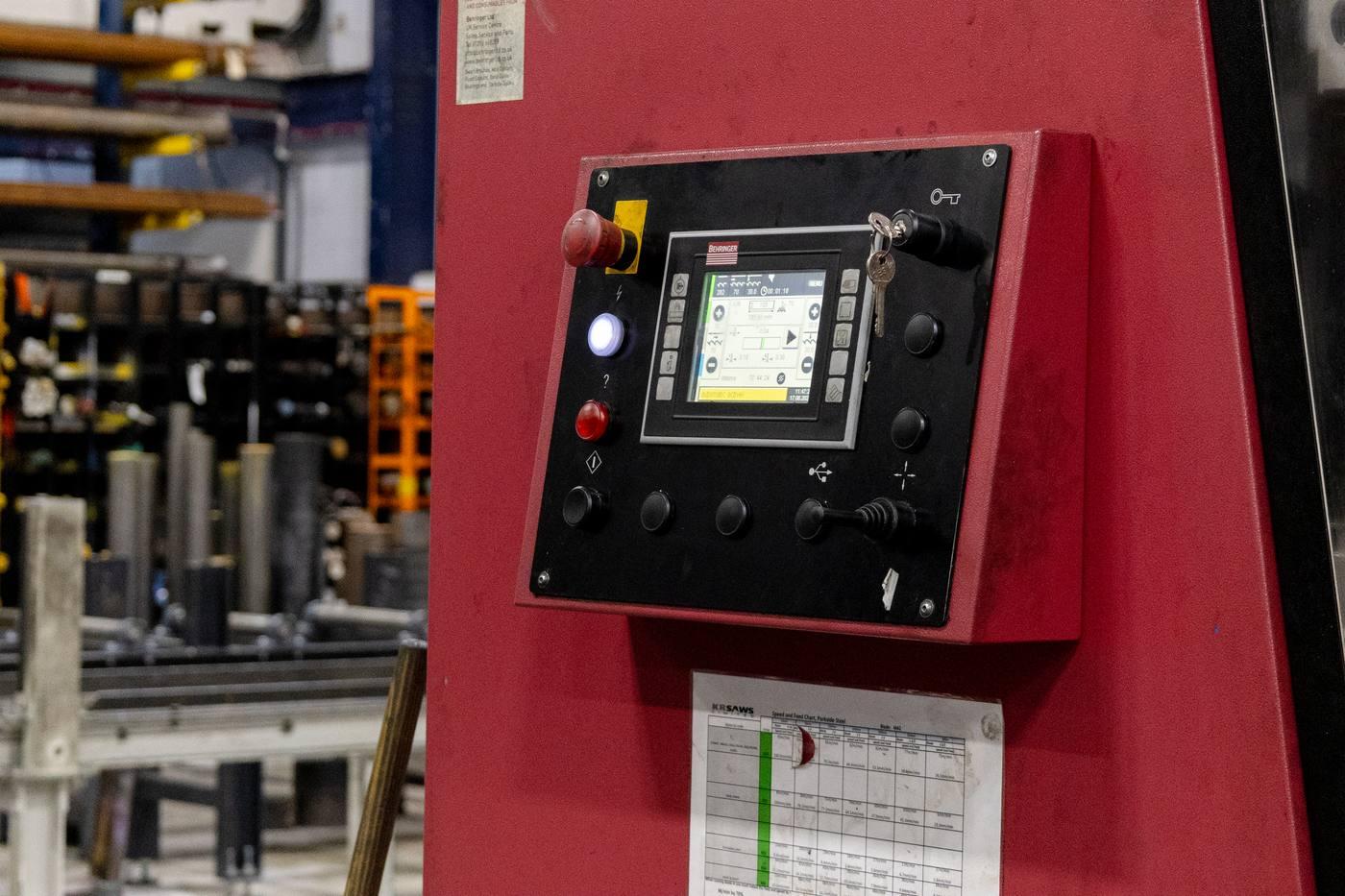 Behringer band saw digital control panel — screen active showing cut programme