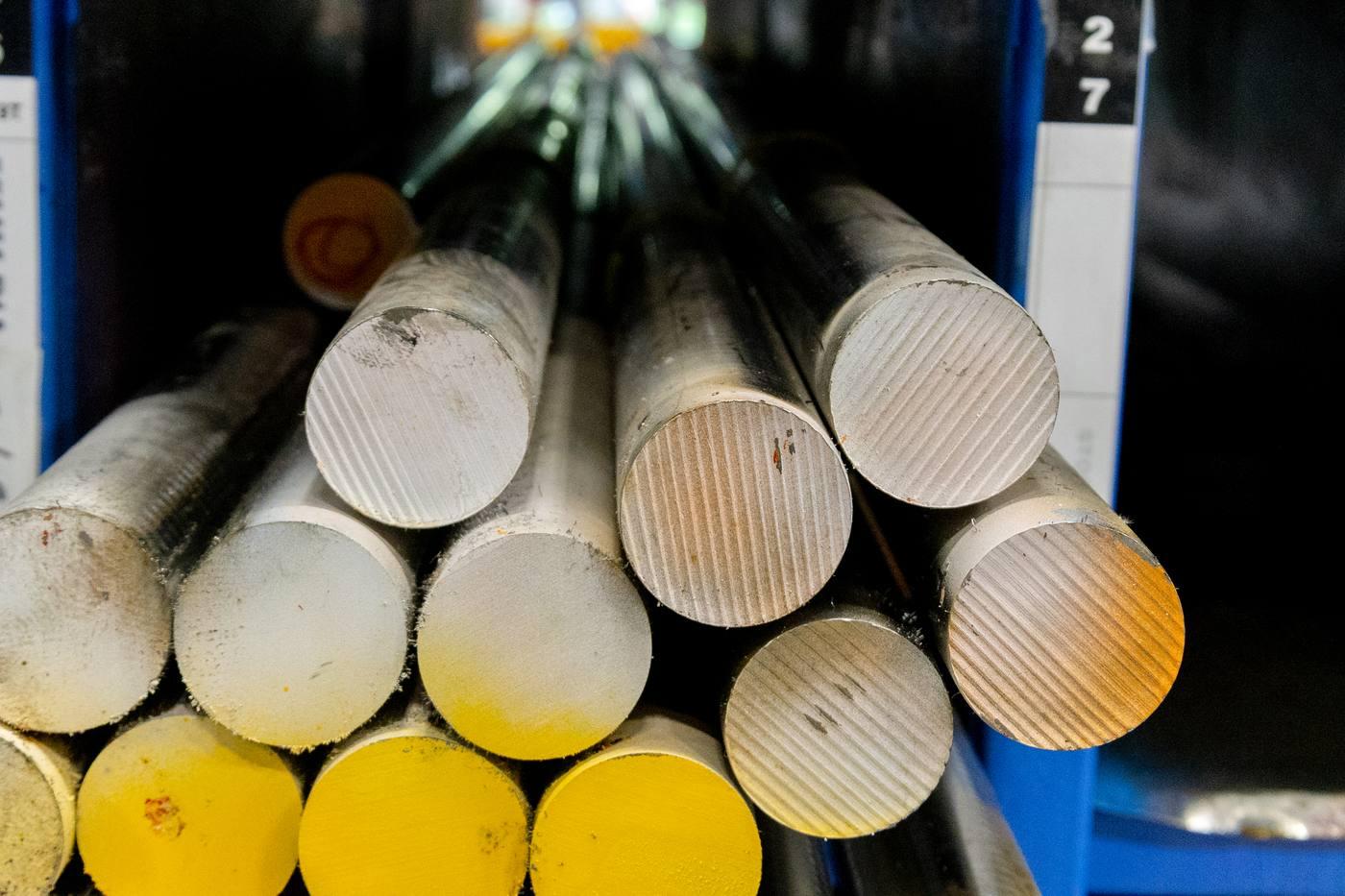 Bright bar ends close-up with yellow colour code — diameter marked on rack label