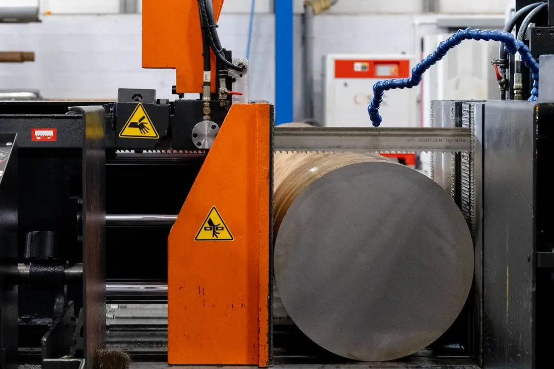 RONTGEN bj-alfa bandsaw with large diameter steel billet loaded and ready for cutting